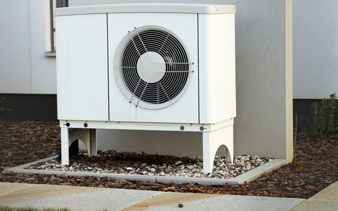 Can a heat pump switch from heating to cooling automatically